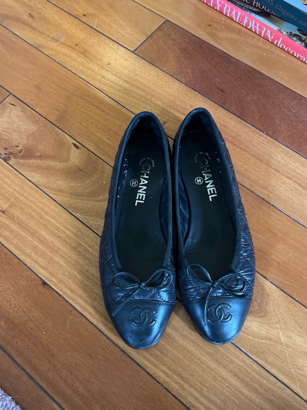 CHANEL Black Quilted Leather CC Logo Ballet Flats